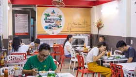 Dân Hà Nội được "ăn phở tại chỗ" từ 6 giờ ngày 14/10