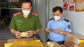 QLTT Hà Nội tạm giữ số lượng lớn bánh kẹo không rõ nguồn gốc xuất xứ tại La Phù