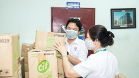 Unilever đưa hàng tài trợ đến với hàng trăm điểm tuyến đầu chống dịch