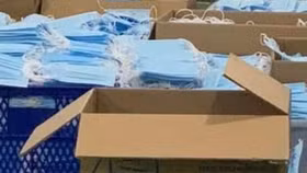 Từ 15/3/2022, tạm ngừng kinh doanh tạm nhập, tái xuất khẩu trang, găng tay y tế