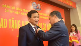 Chị bộ Hiệp hội Doanh nghiệp thành phố Hà Nội - HBA tổ chức trao huy hiệu Đảng đợt 3/2