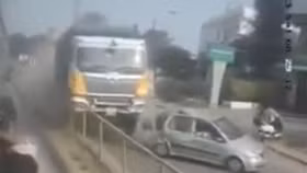 Mất lái, xe tải cày nát dải phân cách