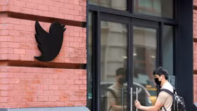 Twitter tạm ngừng tuyển dụng và cắt giảm chi phí vào thời điểm các CEO dần dời đi