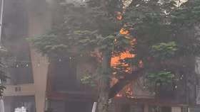 Cháy lớn tại quán cà phê trên phố Hàng Cót (Hà Nội)