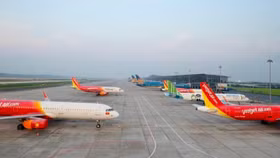 Áp giá sàn vé máy bay khiến các hãng hàng không “phân cực”