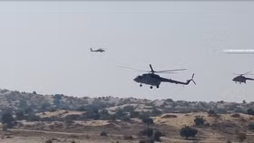 Video Apache AH-64E Mỹ cùng đội hình chiến đấu với Mi-17 Nga ở Ấn Độ