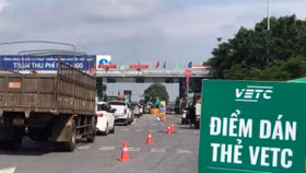 Bộ GTVT yêu cầu khắc phục lỗi dán chồng thẻ ETC trước 20/8