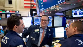 Nguôi ngoai nỗi lo ngân hàng, chứng khoán Mỹ phục hồi trở lại