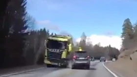 Volvo mất lái lao sang làn ngược chiều bị xe tải đâm trực diện
