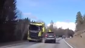 Volvo mất lái lao sang làn ngược chiều bị xe tải đâm trực diện