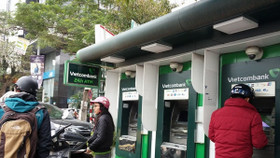 Vietcombank tạm dừng tăng phí rút tiền ATM nội mạng