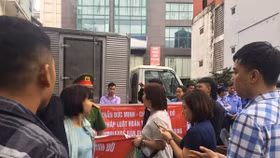 Sợ "bà Hỏa", dân tiếp tục vây dự án Discovery Complex 302 Cầu Giấy