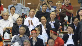 Thủ tướng: Biển cờ sôi động đang hướng về đội tuyển bóng đá Việt Nam