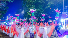 Bờ biển Bãi Cháy sôi động tưng bừng với màn diễu hành Carnaval dịp nghỉ lễ này