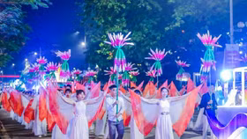 Bờ biển Bãi Cháy sôi động tưng bừng với màn diễu hành Carnaval dịp nghỉ lễ này