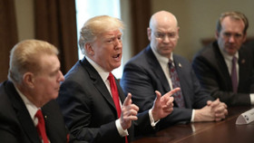 Khẩu chiến leo thang, Trump dọa tăng thuế với ô tô châu Âu