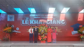 Bộ trưởng Bộ TT&TT Nguyễn Mạnh Hùng dự khai giảng trường THCS Cầu Giấy