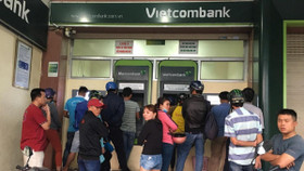 Từ 15/7, phí rút tiền nội mạng Vietcombank tăng 550 đồng/lần