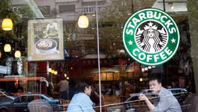 Hành trình kì lạ của Starbucks: Quán cà phê nhỏ xíu thành đế chế 80 tỷ USD cùng mối lo "ăn thịt" chính mình
