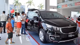 Sát tết bất ngờ ế: Đại lý bán tháo, ô tô đồng loạt giảm giá