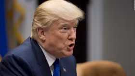 Diễn đàn Kinh tế thế giới Davos: Tổng thống Donald Trump bị bao vây