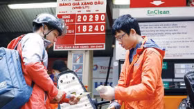 Tăng thuế môi trường xăng dầu: Gánh nặng đổ đầu ai?