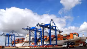 Thặng dư thương mại Việt Nam tăng hơn 3 lần so với năm trước