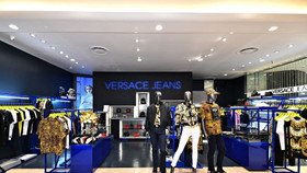 Nhãn hàng Versace Jeans Couture trình diễn thời trang ra mắt BST Thu Đồng đầy cá tính tại TTTM Takashimaya