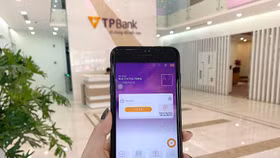 Ngân hàng nào đang “chiều” khách hàng, miễn nhiều loại phí nhất?