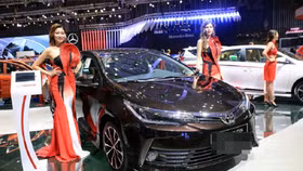 Toyota đồng loạt giảm giá: Ô tô 2018 xuống giá kịch sàn