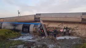 Tàu hỏa chở 400 hành khách lật khi tông xe tải, 2 người chết