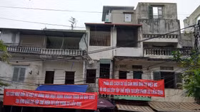 Vì sao cư dân khu tập thể số 22 Liễu Giai căng băng rôn phản đối chủ đầu tư?