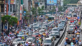 Hà Nội: Cấm taxi và xe tải hoạt động giờ cao điểm trên 11 tuyến phố