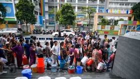 Nước sạch Sông Đà xin lỗi khách hàng về sự cố ô nhiễm, miễn phí tiền nước một tháng