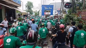 Sau 10 ngày Grab nâng chiết khấu, tài xế đồng loạt phản đối