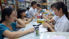 Bố mẹ phải trình Chứng minh thư nhân dân khi mua thuốc cho con: Thực hiện như thế nào?