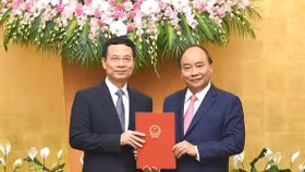 Thủ tướng trao Quyết định giao quyền Bộ trưởng TTTT cho ông Nguyễn Mạnh Hùng