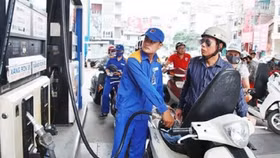 Giá xăng giảm hơn 500 đồng/lít từ chiều nay