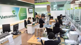 VietcomBank bắt đầu thu phí chuyển tiền cùng hệ thống và tăng phí SMS hàng tháng