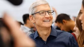 Cổ phiếu Apple tăng vọt dù doanh thu từ iPhone sụt 15%