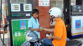 Đã có một số doanh nghiệp đề nghị tạm dừng bán xăng E5