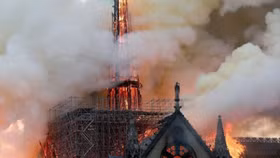 Nhà thờ Đức Bà Paris cháy trụi