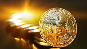 Bitcoin "thủng đáy", rớt giá mạnh nhất lịch sử