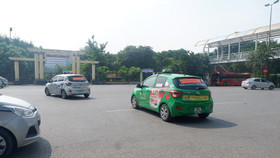 Tài xế taxi truyền thống dán băng rôn ủng hộ việc gắn mào cho taxi công nghệ