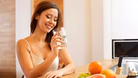 Vì sao không nên uống nước sau khi ăn