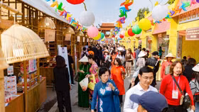 “Happy Tết” diệu kỳ trên Đường hoa Home Hanoi Xuan 2023