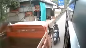 Thoát chết thần kỳ khi bị kẹp giữa xe buýt và xe tải