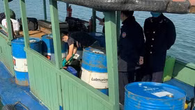 Hải quan Quảng Ninh bắt giữ một tàu chở hàng nghìn lít xăng bất hợp pháp