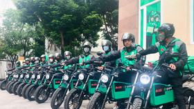 Gojek Việt Nam hợp tác với Dat Bike thí điểm vận chuyển hành khách bằng xe máy điện