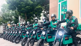 Gojek Việt Nam hợp tác với Dat Bike thí điểm vận chuyển hành khách bằng xe máy điện